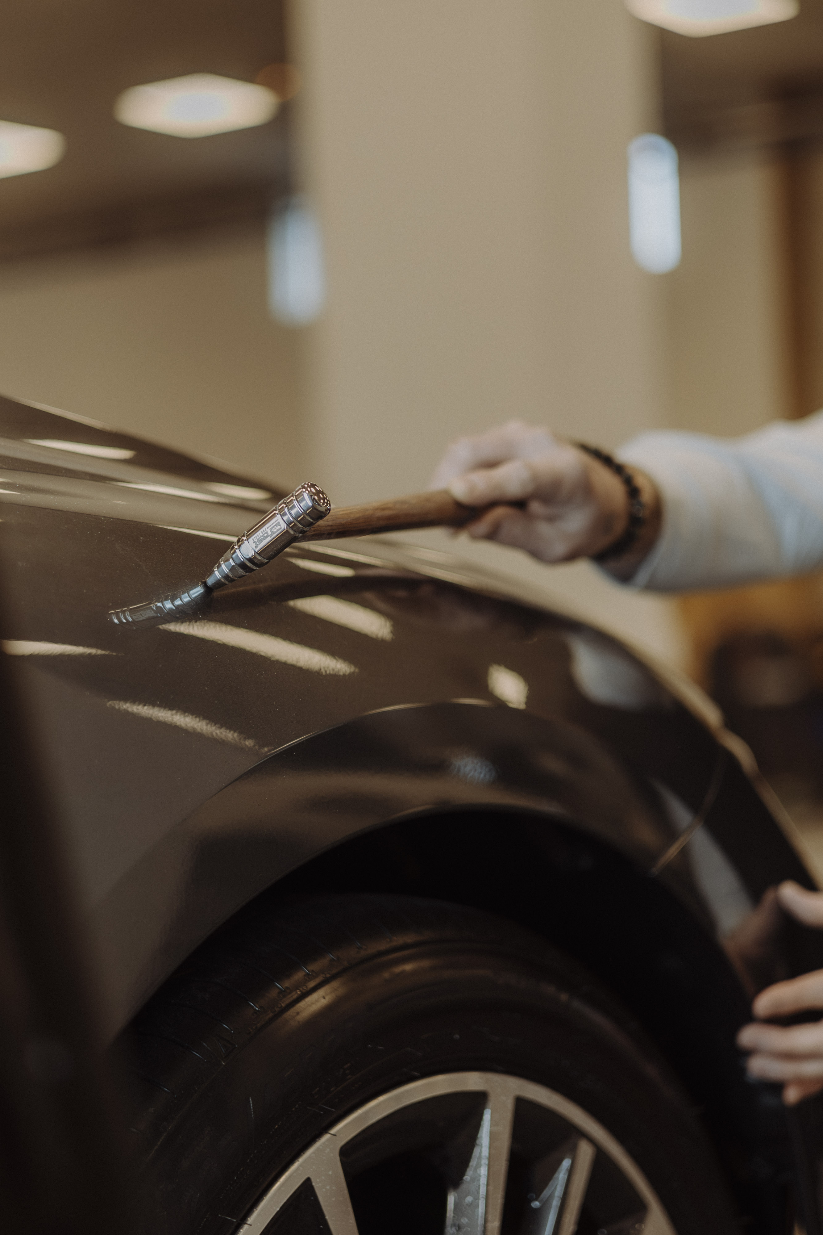 Débosselage précis sur aile de Porsche