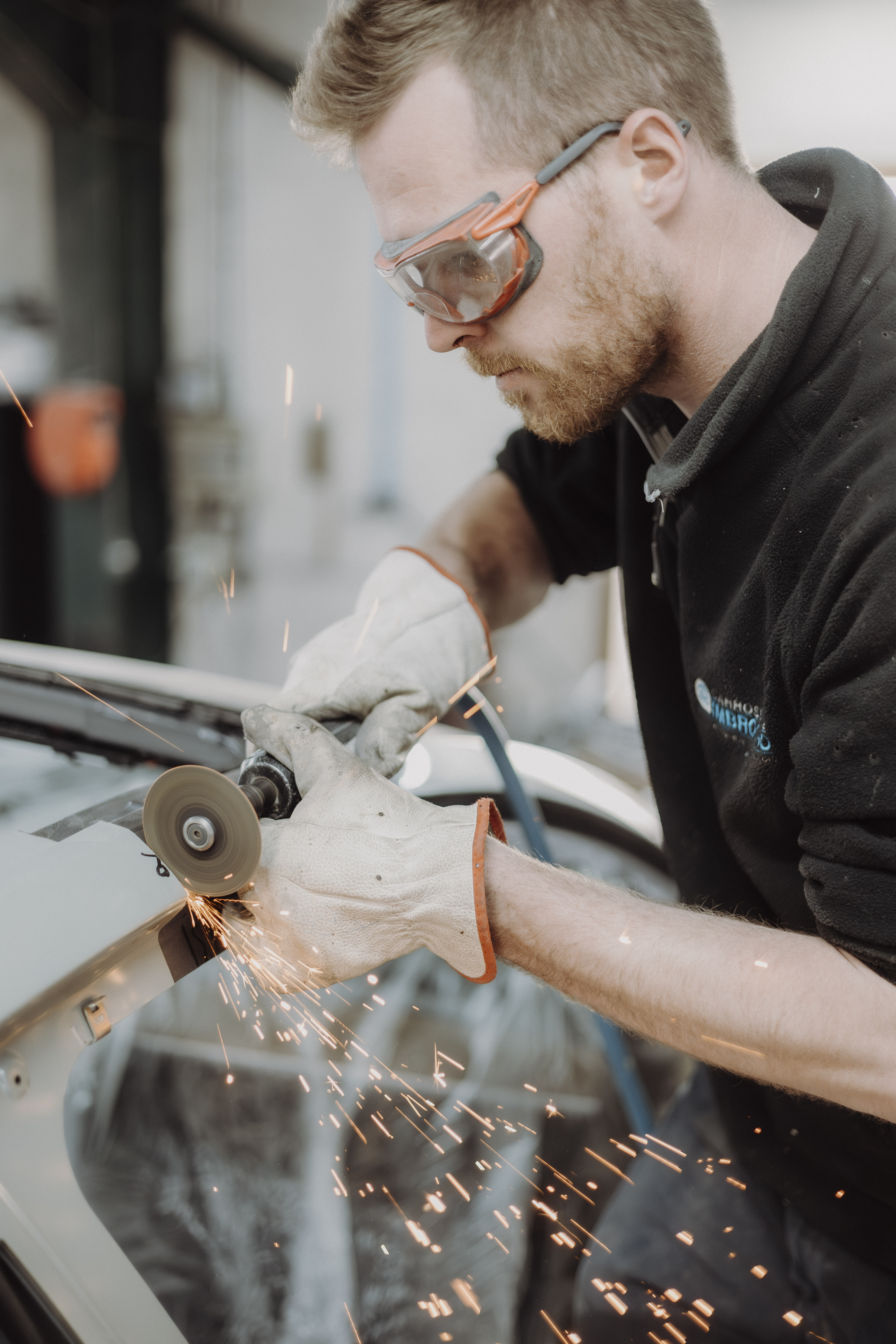 Technicien Carrosserie Imbrogno réparant une Porsche