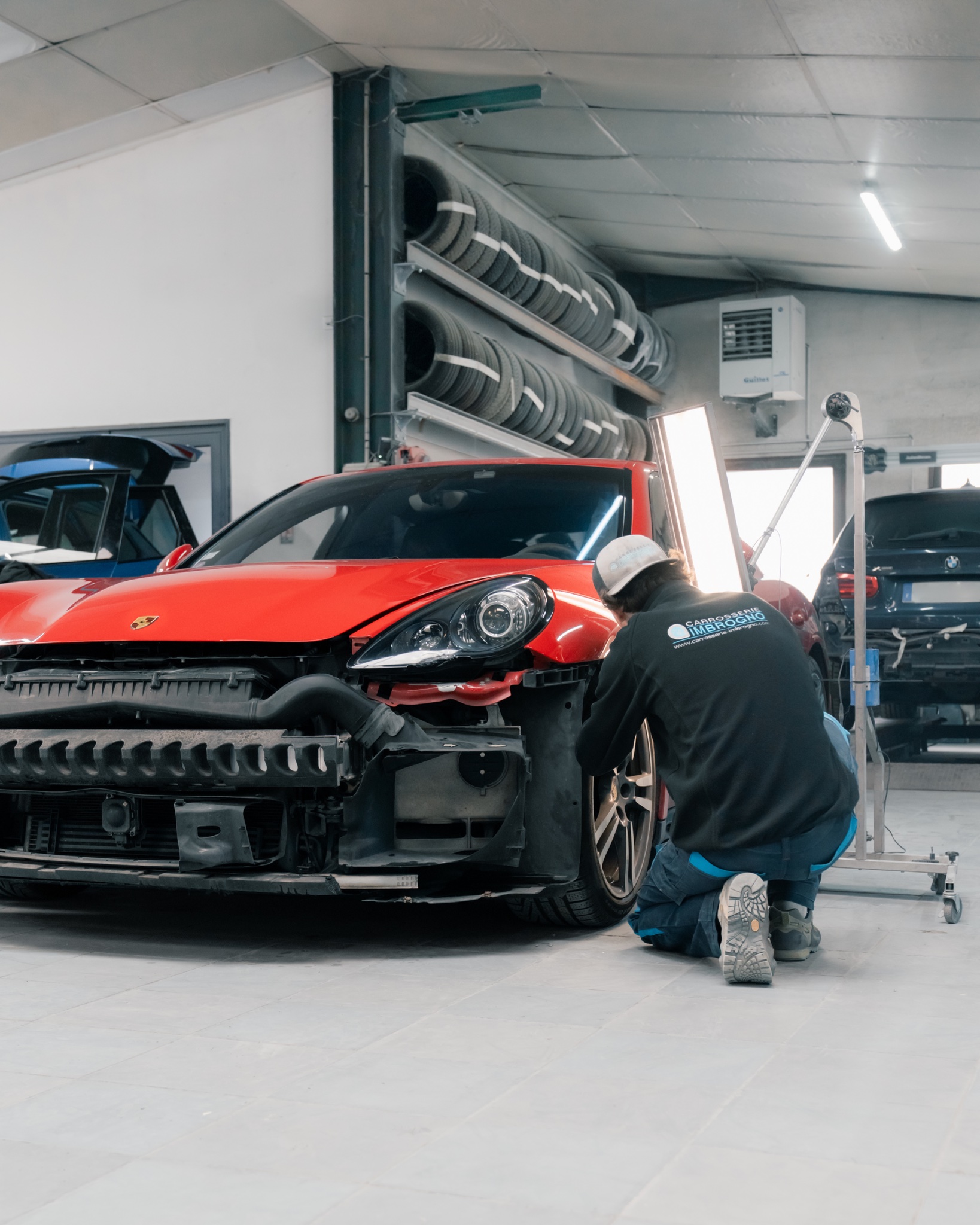 Technicien Carrosserie Imbrogno réparant une Porsche