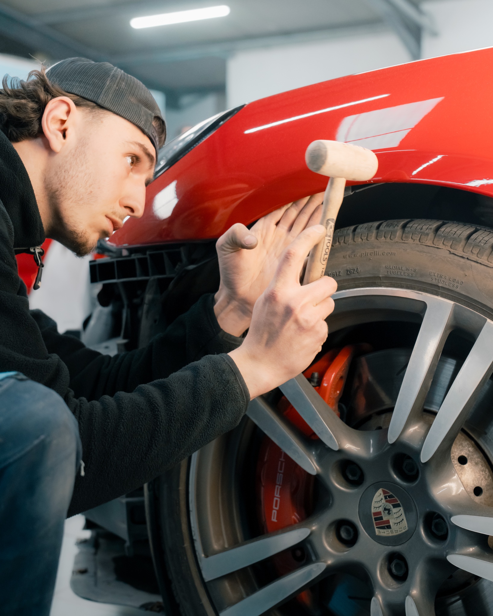 Débosselage précis sur aile de Porsche